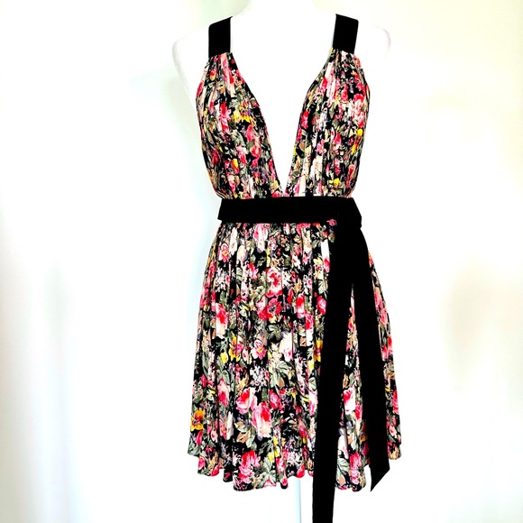 MAJORELLE Dresses & Skirts - Revolve Majorelle Rossini Rose pleated Dress with Black Velvet Detailing